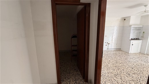 Appartamento Al Piano Ammezzato Di 2 Vani Oltre Accessori. Doppia Esposizione.
